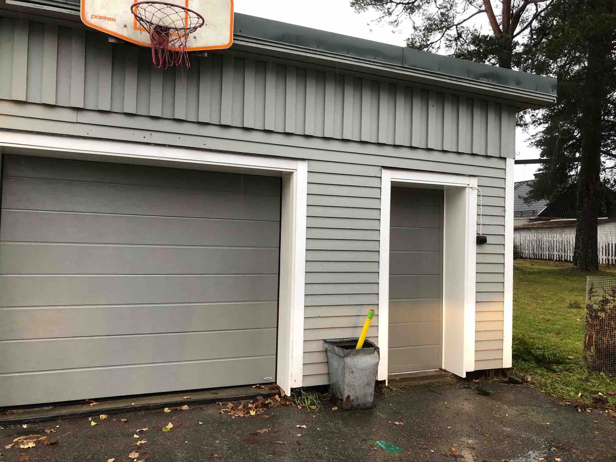 Garageport med dörr